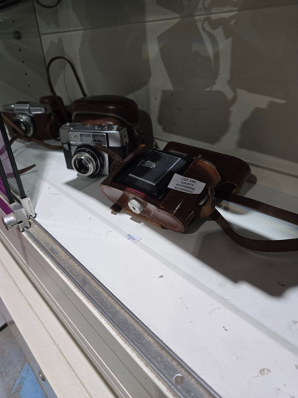 Lot 194: SELECTION OF VARIOUS AGE VINTAGE CAMERAS