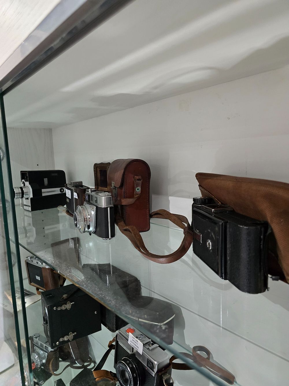 Lot 195: SELECTION OF VARIOUS AGE VINTAGE CAMERAS