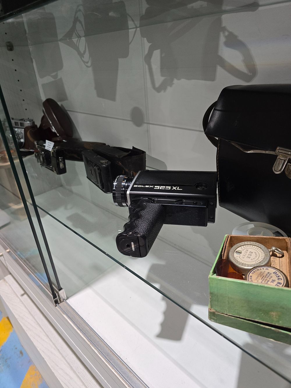 Lot 197: SELECTION OF VARIOUS AGE VINTAGE CAMERAS