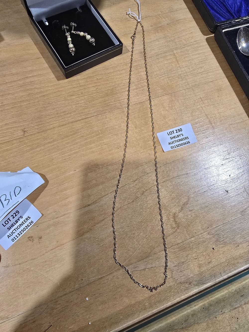 Lot 230: 1 X 9CT GOLD FLAT TWIST LINK NECKLACE...