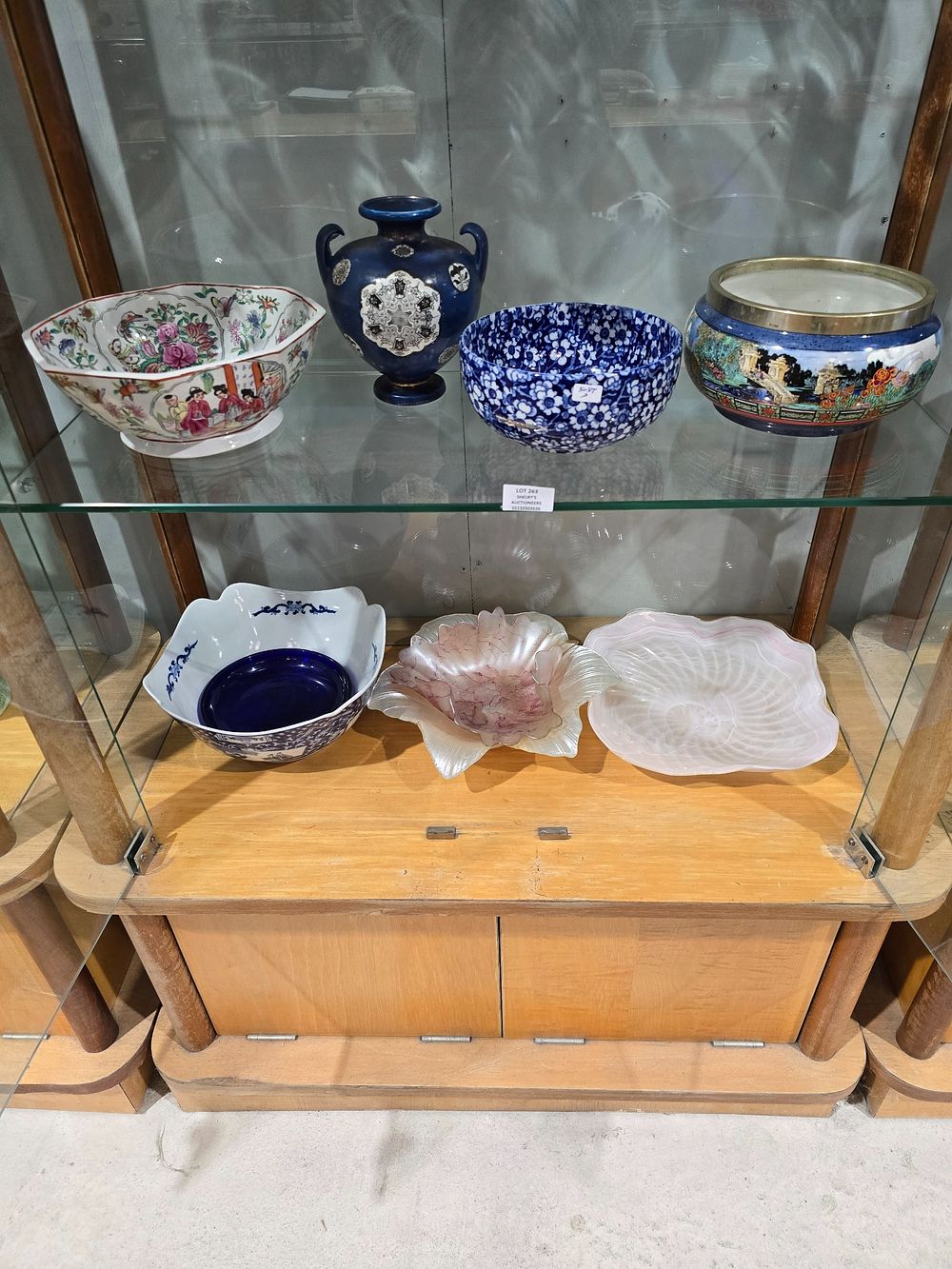 Lot 263: 5 X VARIOUS PIECES OF ORIENTAL STYLE POTTERY...