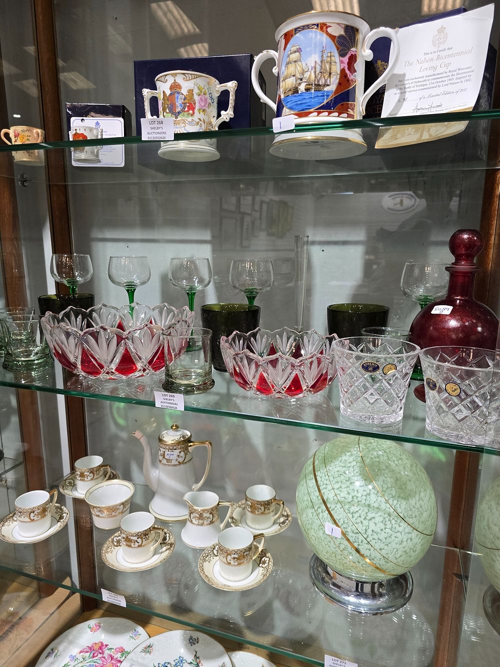 Lot 269: SELECTION OF 1960S GLASS WARE ITEMS WITH 2...