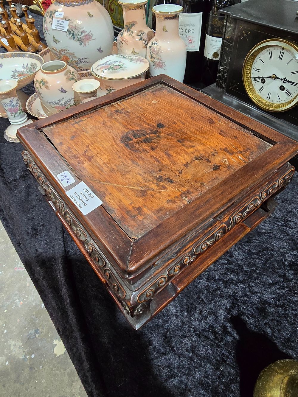 Lot 297: 1 X SMALL ORIENTAL WOODEN VASE STAND