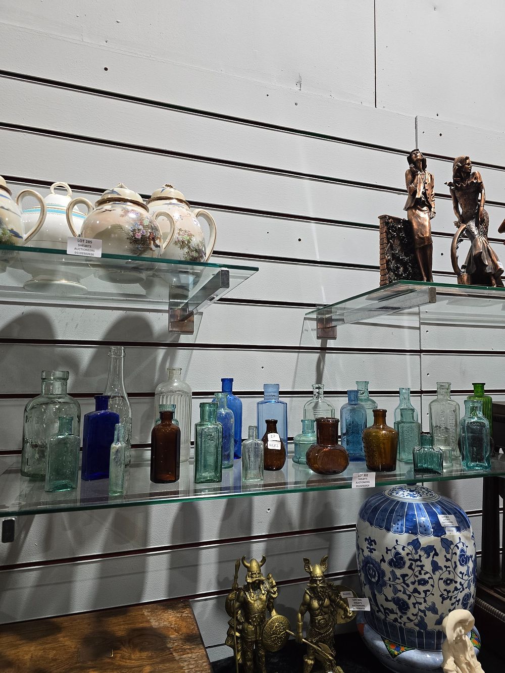 Lot 302: 27 X VARIOUS GLASS COLLECTORS BOTTLE APOCTHRY ETC