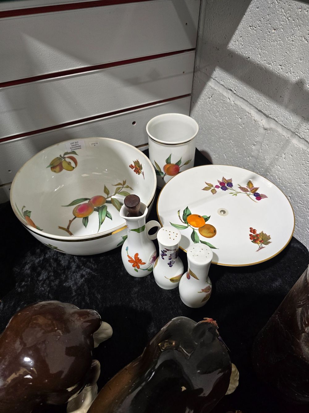 Lot 317: 5 X VARIOUS PIECES OF ROYAL WORCESTER EVESHAM...