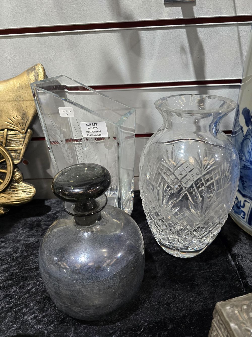 Lot 355: 1 X HEAVY CRYSTAL VASE WITH VASE AND...