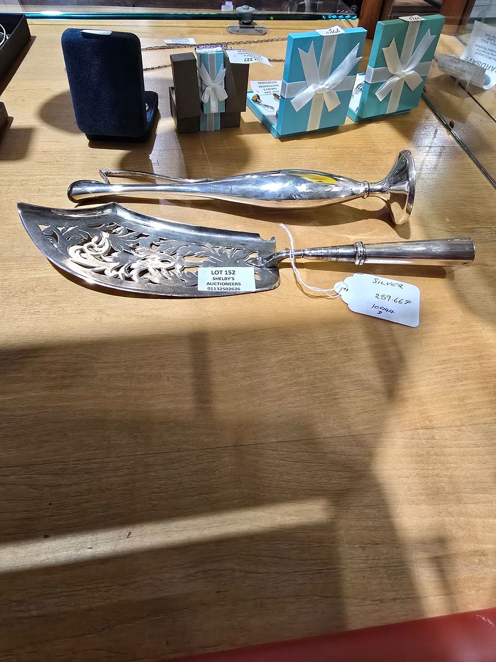 Lot 152: 1 X SILVER HANDLED CAKE SLICE WITH SILVER...