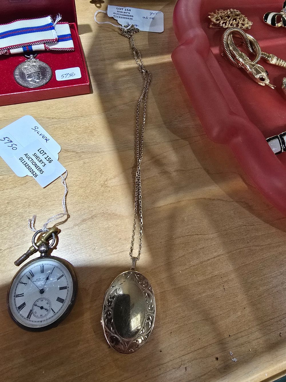Lot 154: 1 X 9CT GOLD LARGE LOCKET WITH 9CT...