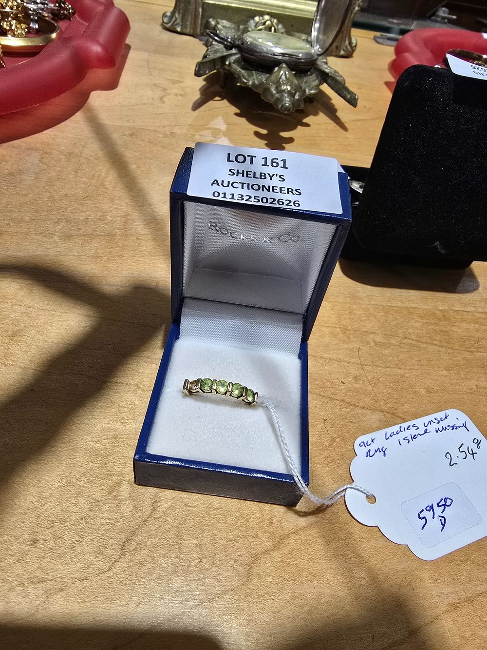 Lot 161: 1 X 9CT GOLD LADIES INSET RING DOES...