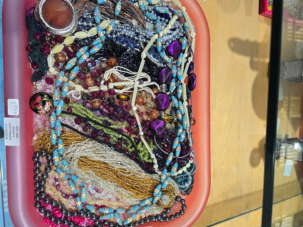 Lot 165: 1 X TRAY CONTAINING VARIOUS VINTAGE NECKLACES