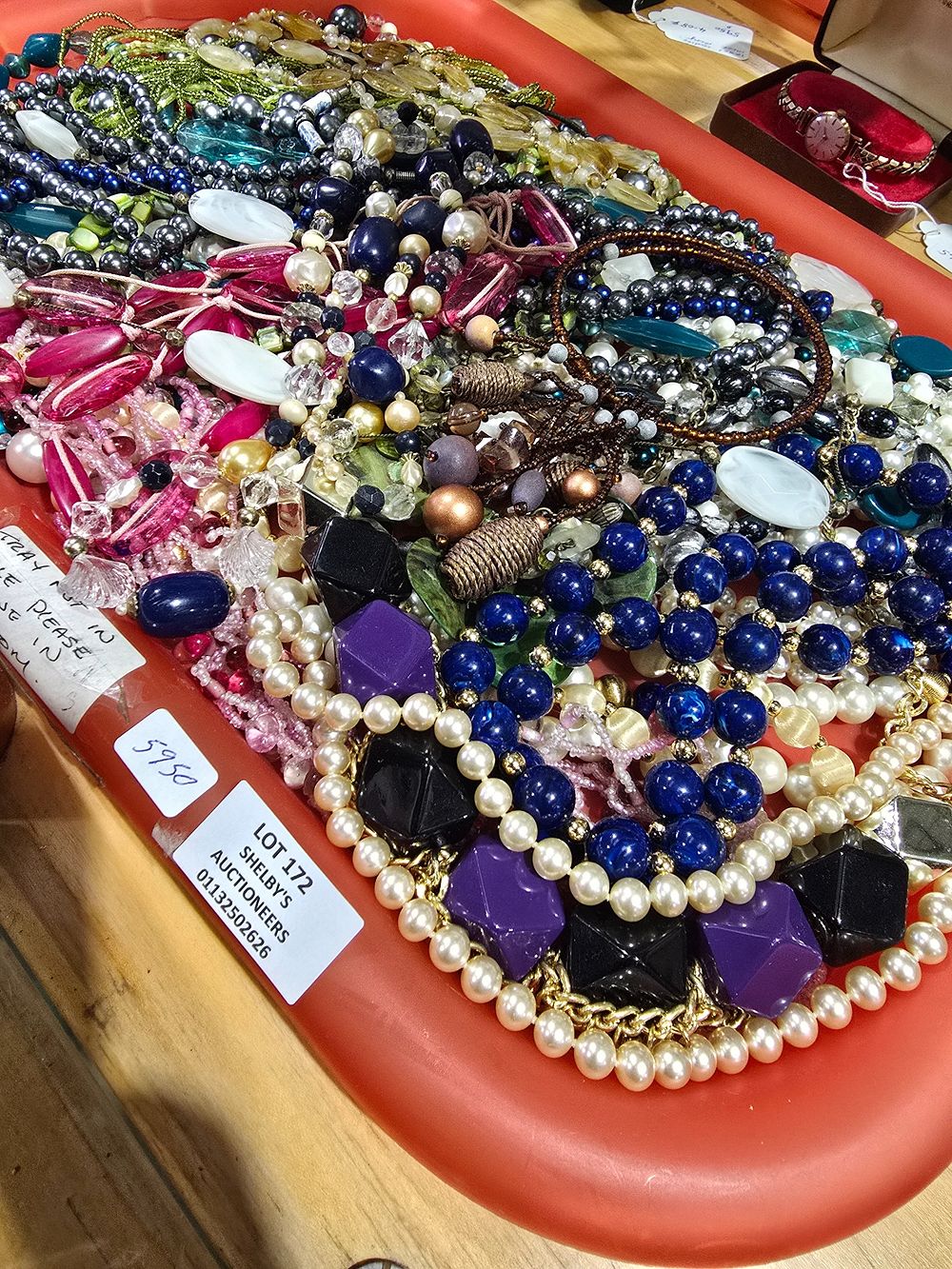 Lot 172: 1 X TRAY CONTAINING VINTAGE NECKLACES