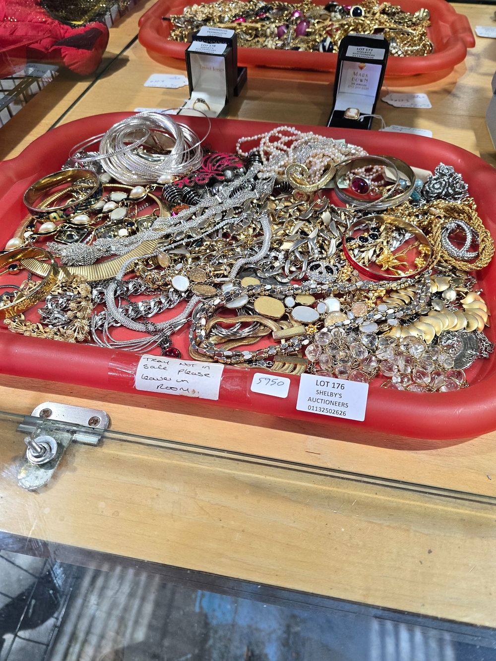 Lot 176: 1 X TRAY CONTAINING COSTUME JEWELLERY WARE ITEMS