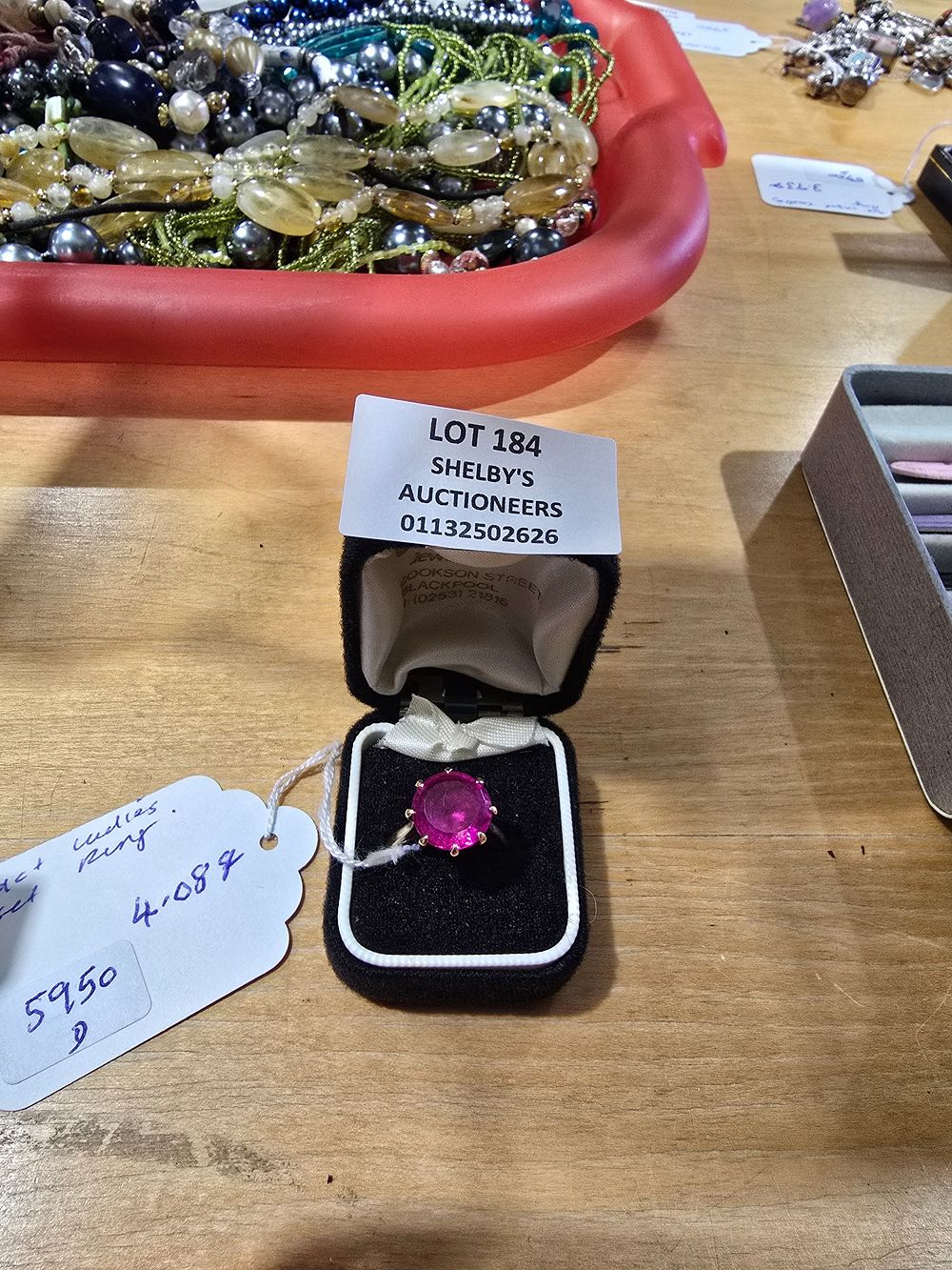 Lot 184: 1 X 9CT GOLD INSET LADIES RING 4.08...