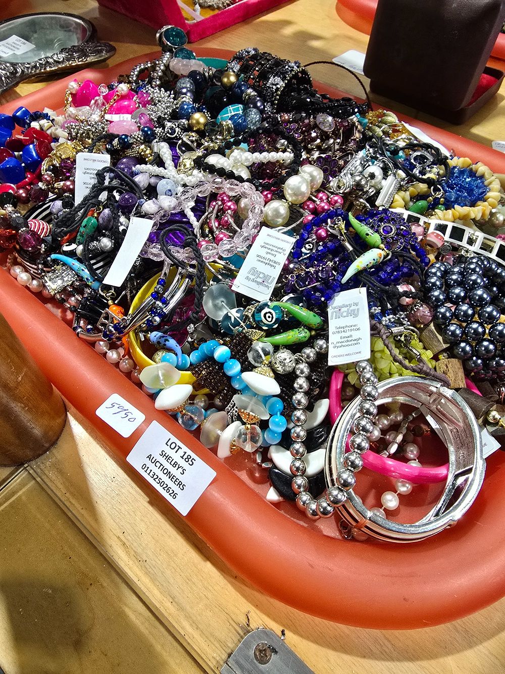 Lot 185: 1 X TARY CONTAINING LARGE AMOUNT OF LADIES...