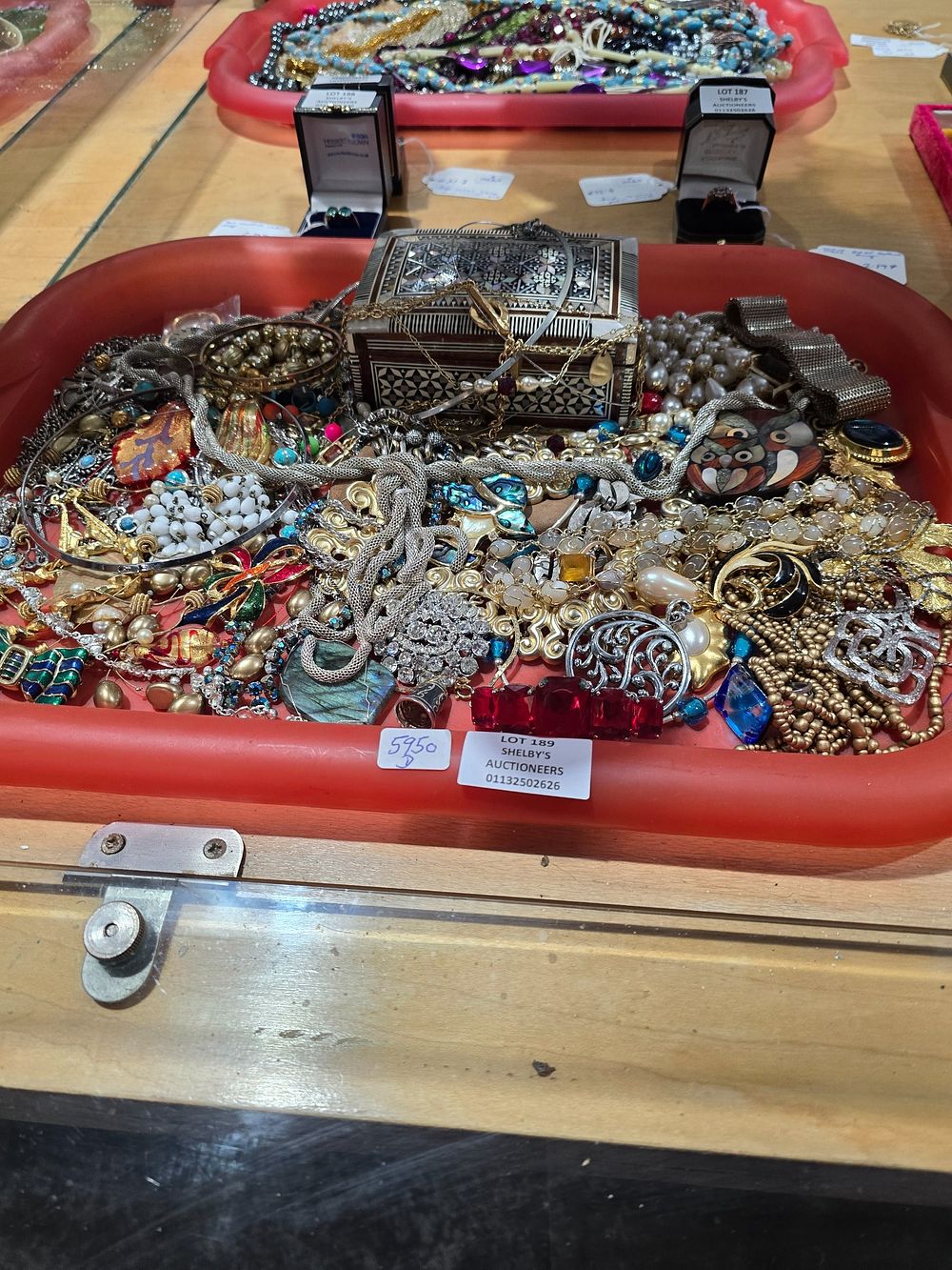 Lot 189: 1 X TRAY CONTAINNG COSTUME JEWELLERY WARE WITH...