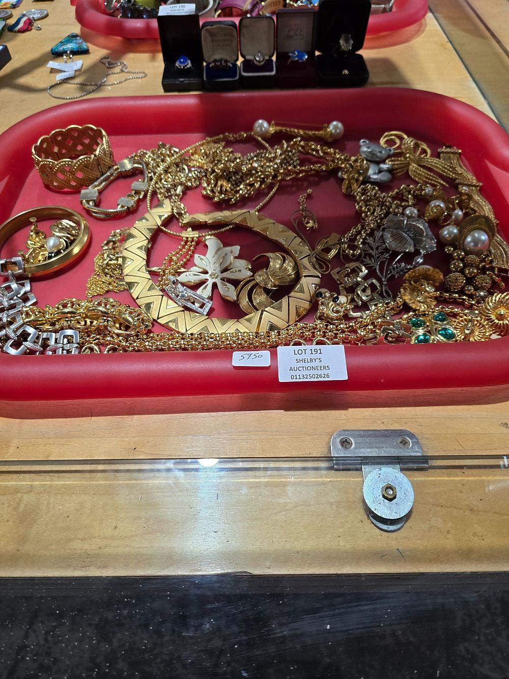 Lot 191: 1 X TRAY CONTAINING LADIES COSTUME JEWELLERY NAPIER...