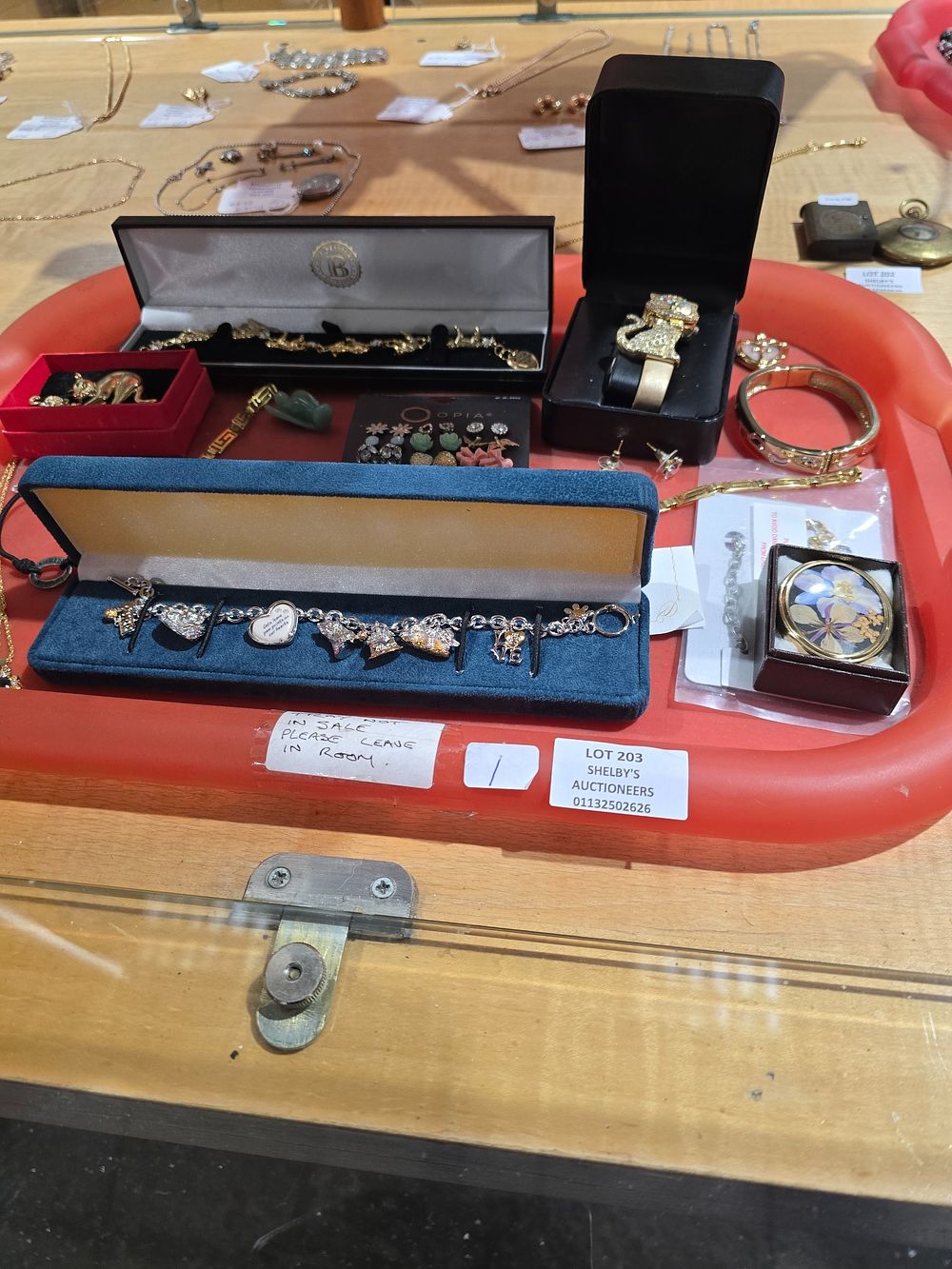 Lot 203: 1 X TRAY CONTAINING COSTUME JEWELLERY WARE ITEMS...