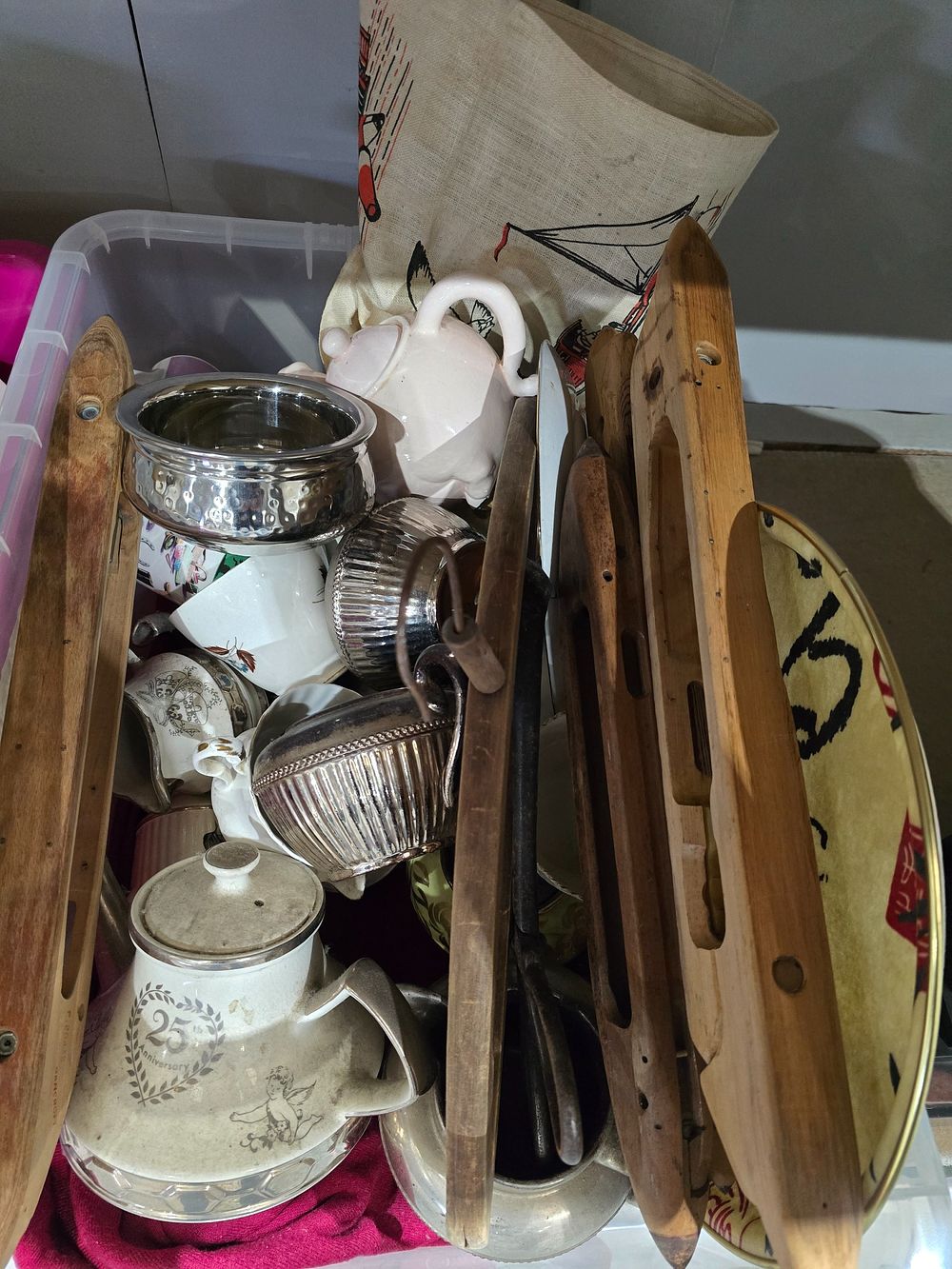 Lot 216: 1 X BOX CONTAINING VARIOUS POTTERY WARE TEA...