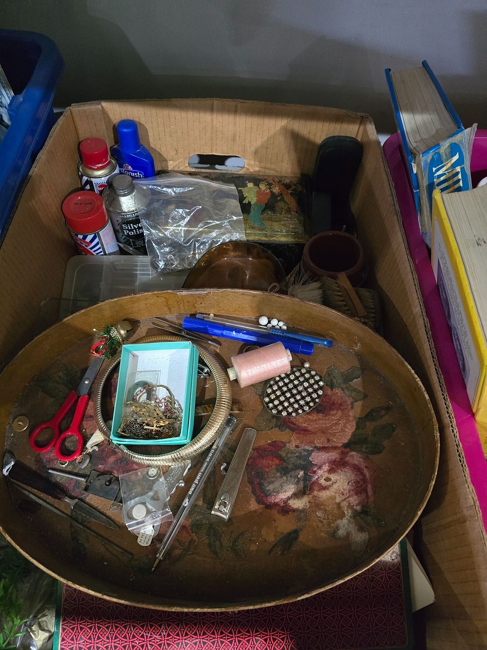 Lot 218: 1 X BOX CONTAINING COSTUME JEWELLRY PARTS WITH...