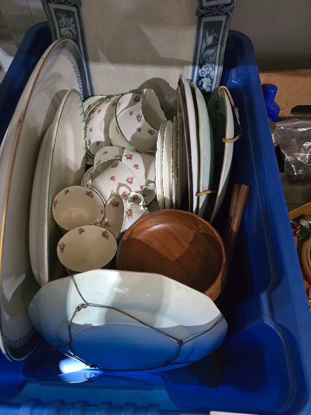 Lot 219: 1 X BOX CONTAINING POTTERY WARE ITEMS TEA...