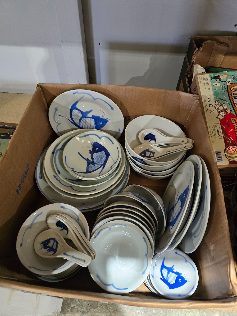 Lot 222: 1 X BOX CONTAINING ORIENTAL POTTERY DINNER SET...