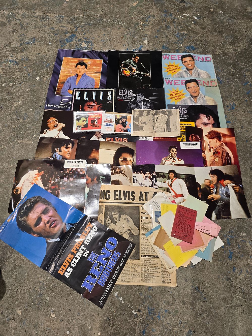 Lot 245: SELECTION OF ELVIS PRESLEY MEMORBILLIA ITEMS