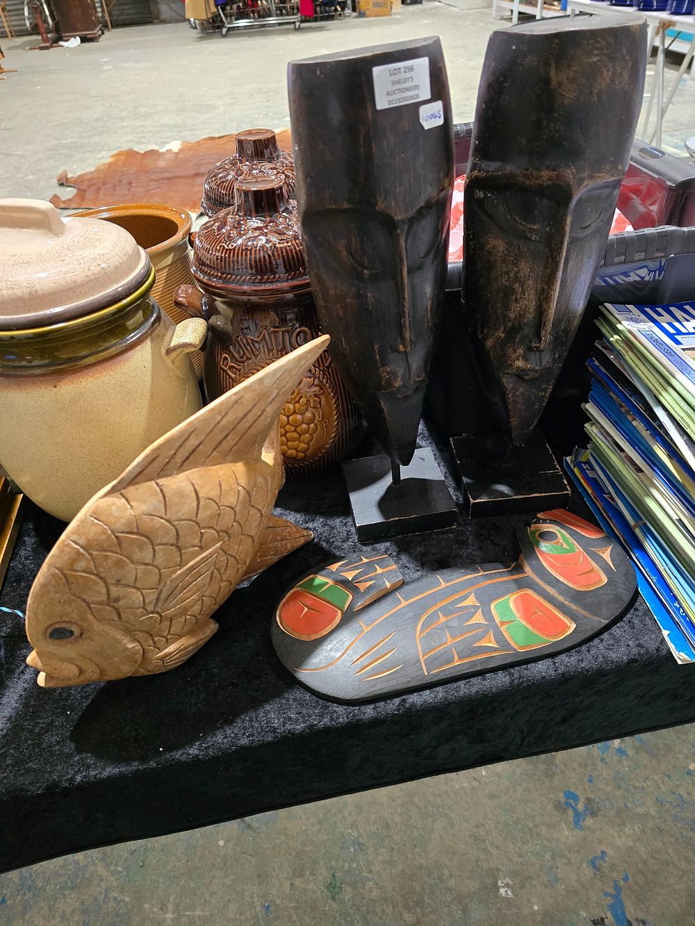 Lot 256: SELECTION OF WOODWARE MASKS ETC