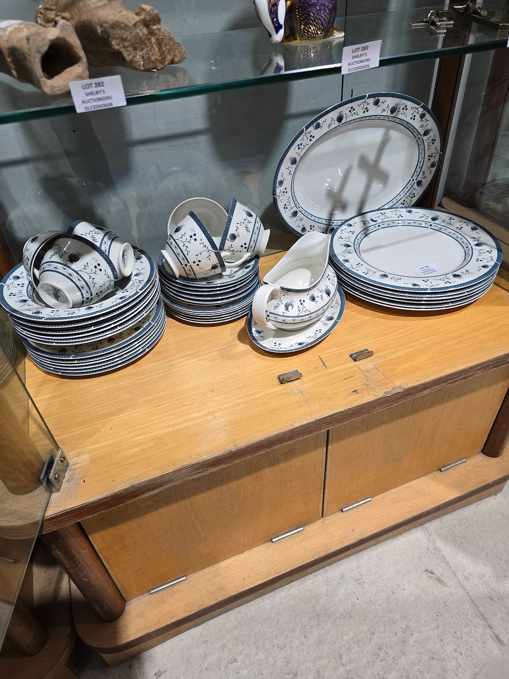 Lot 285: 39 PIECES OF ROYAL DOULTON CABRIDGE PATTERN DINNER...