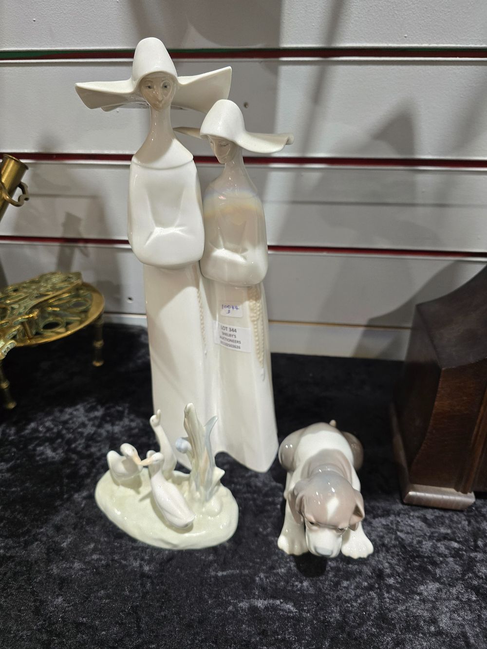 Lot 344: 1 X LARGE LADRO NUNS FIGURINE WITH LADRO...