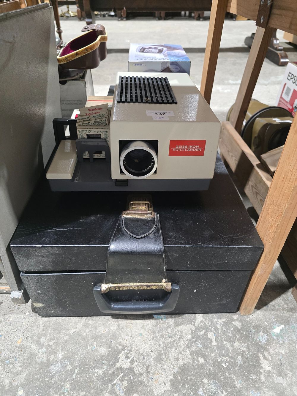 Lot 147: 1 X VINTAGE PERKEO-MAT 150 SLIDE PROJECTOR WITH...