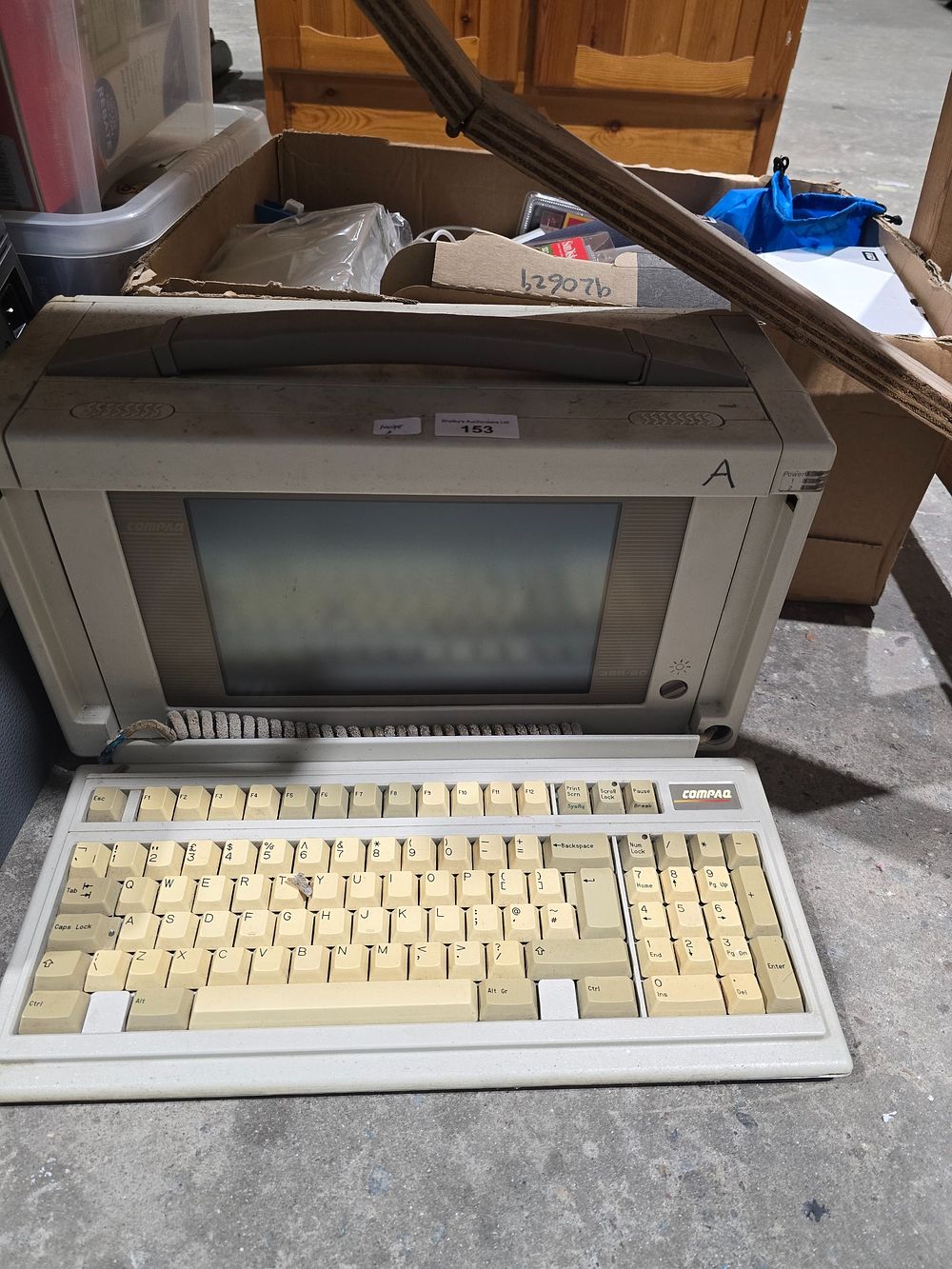 Lot 153: 1 X VINTAGE COMPAQ COMPUTER
