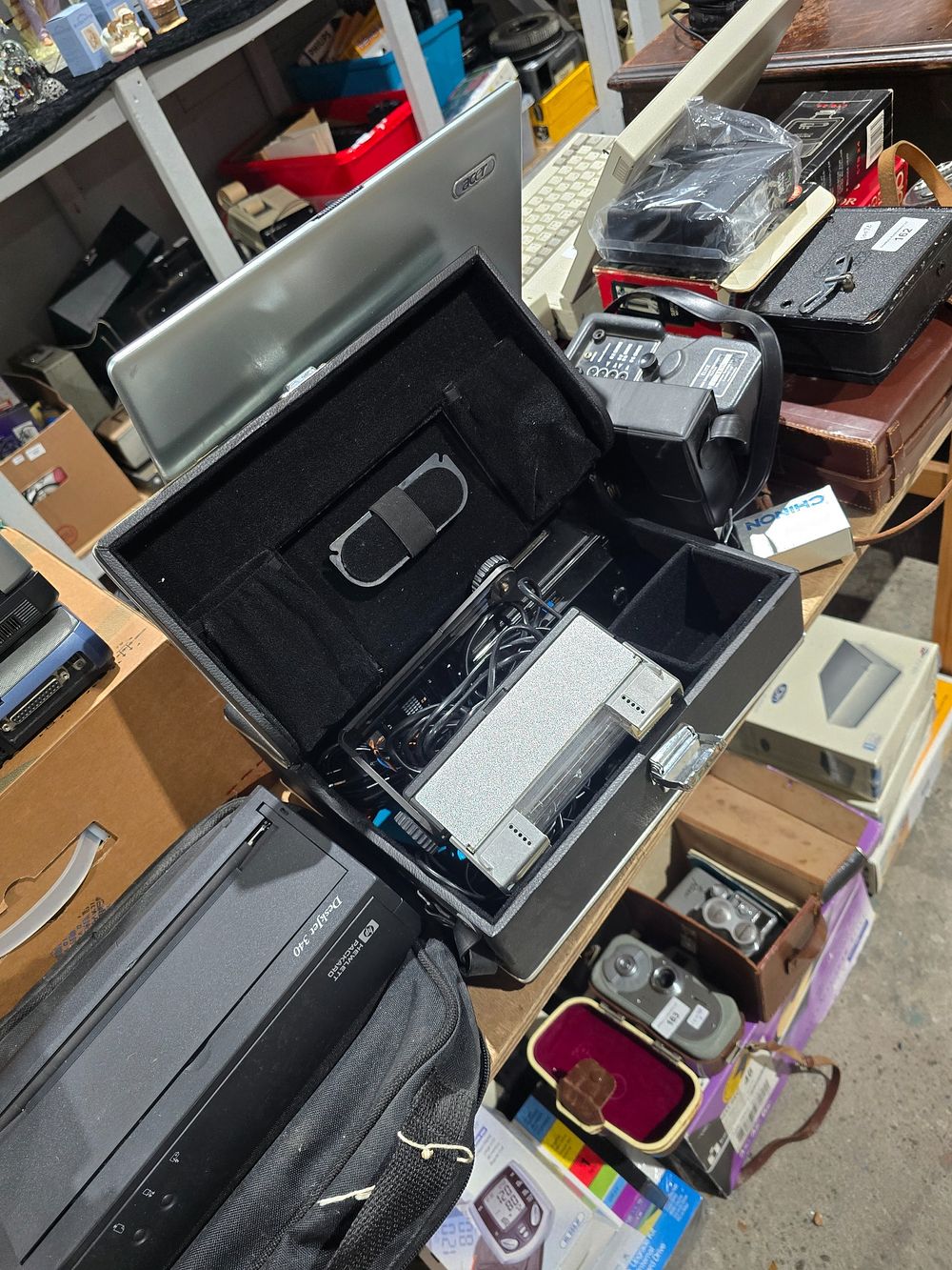 Lot 162: SELECTON OF VARIOUS MAKER CINEMATIC ITEMS AMP TESTERS...