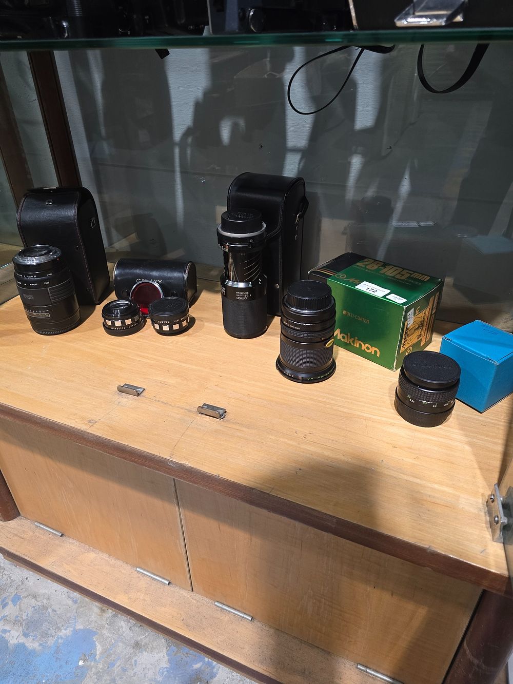 Lot 172: SELECTION OF VAROUS CAMERA LENSES TAMARON SIGMA MAKINON...