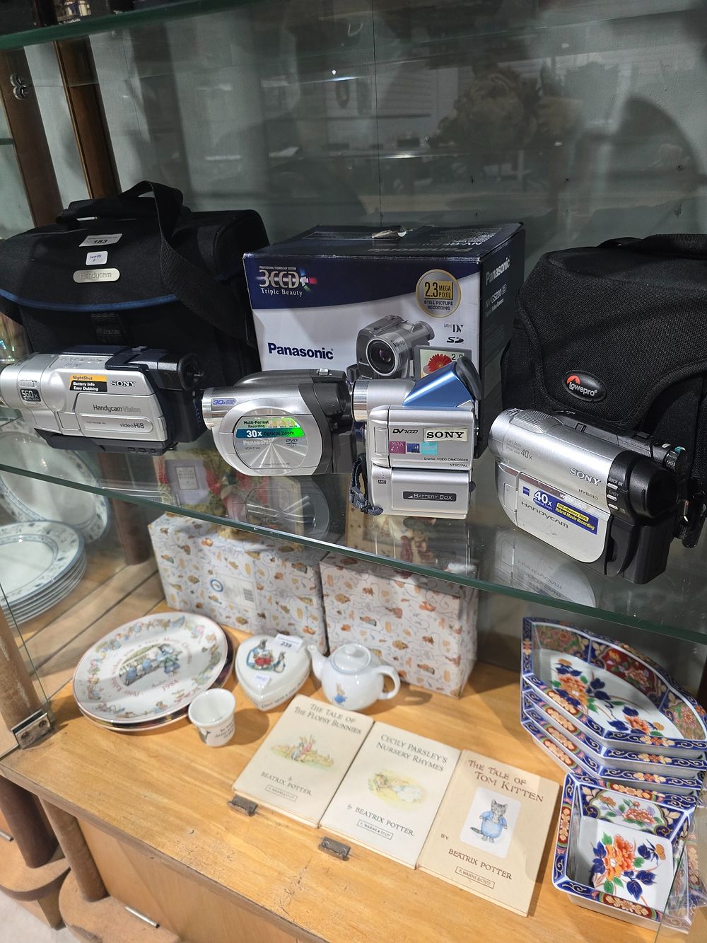 Lot 183: 1 X SONY HANDY CAM WITH SONY DV7000...
