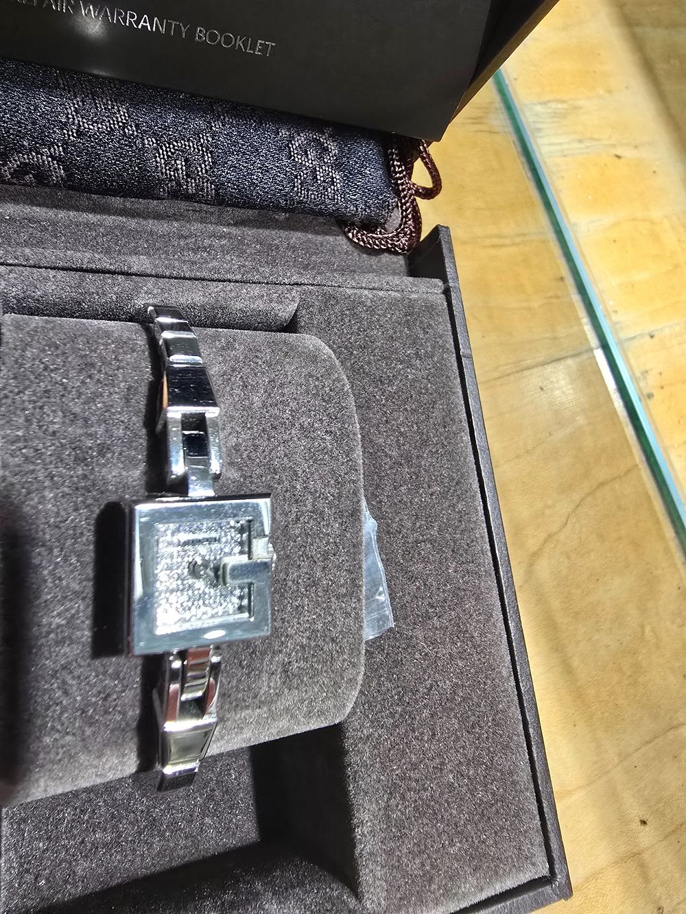 Lot 229: 1 X LADIES GUCCI WATCH WITH BOX AND...