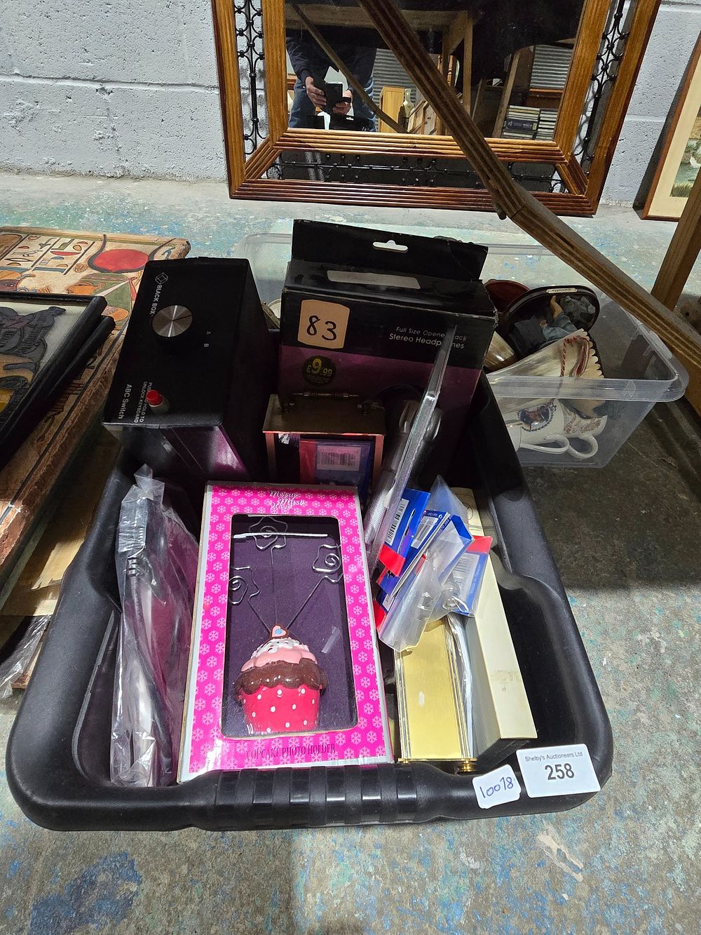 Lot 258: 1 X BOX CONTAINIG AS NEW ITEMS CLOCKS...