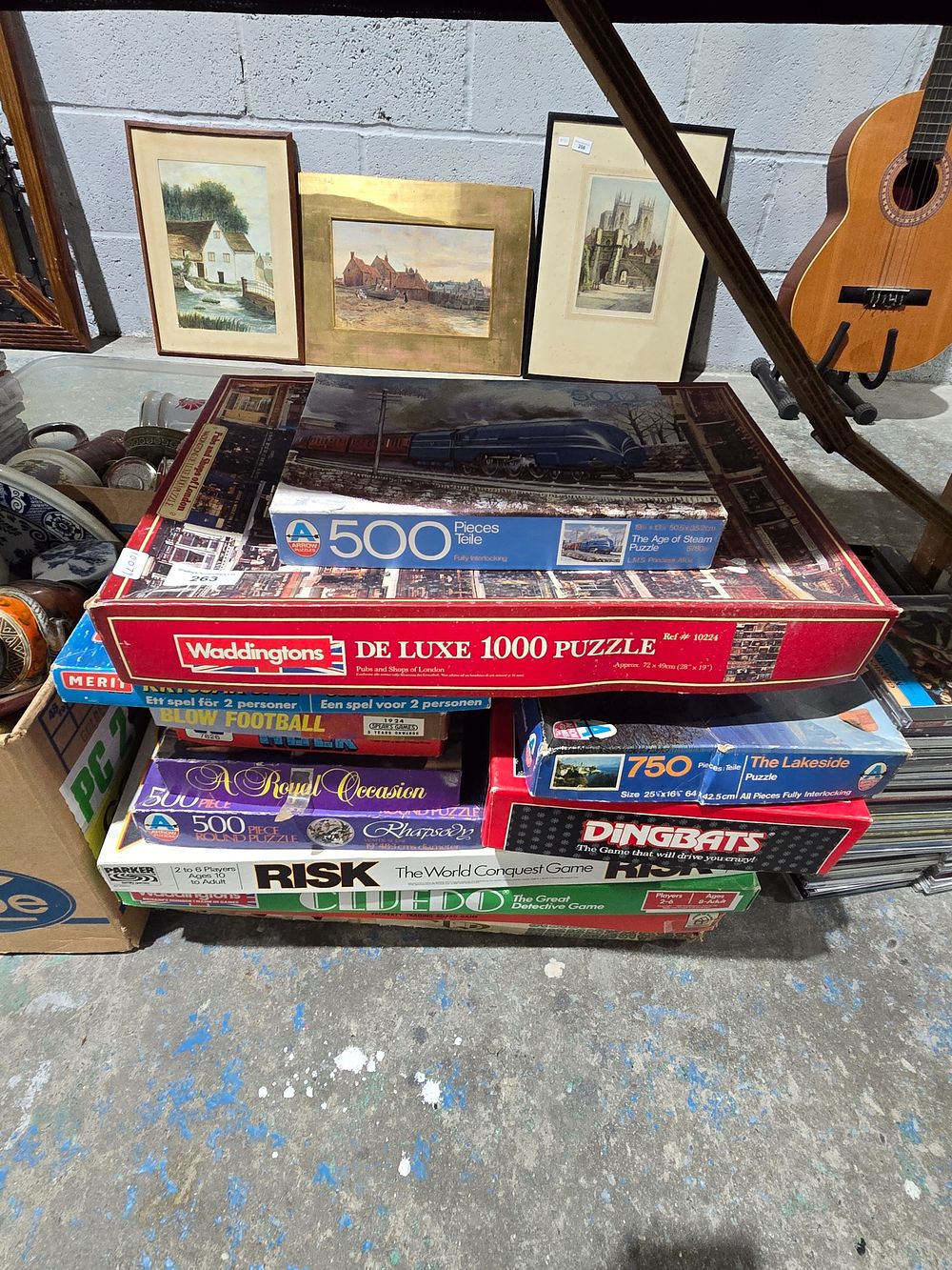 Lot 263: SELECTION OF JIGSAWS AND GAMES MONOPOLY CLUEDO ETC