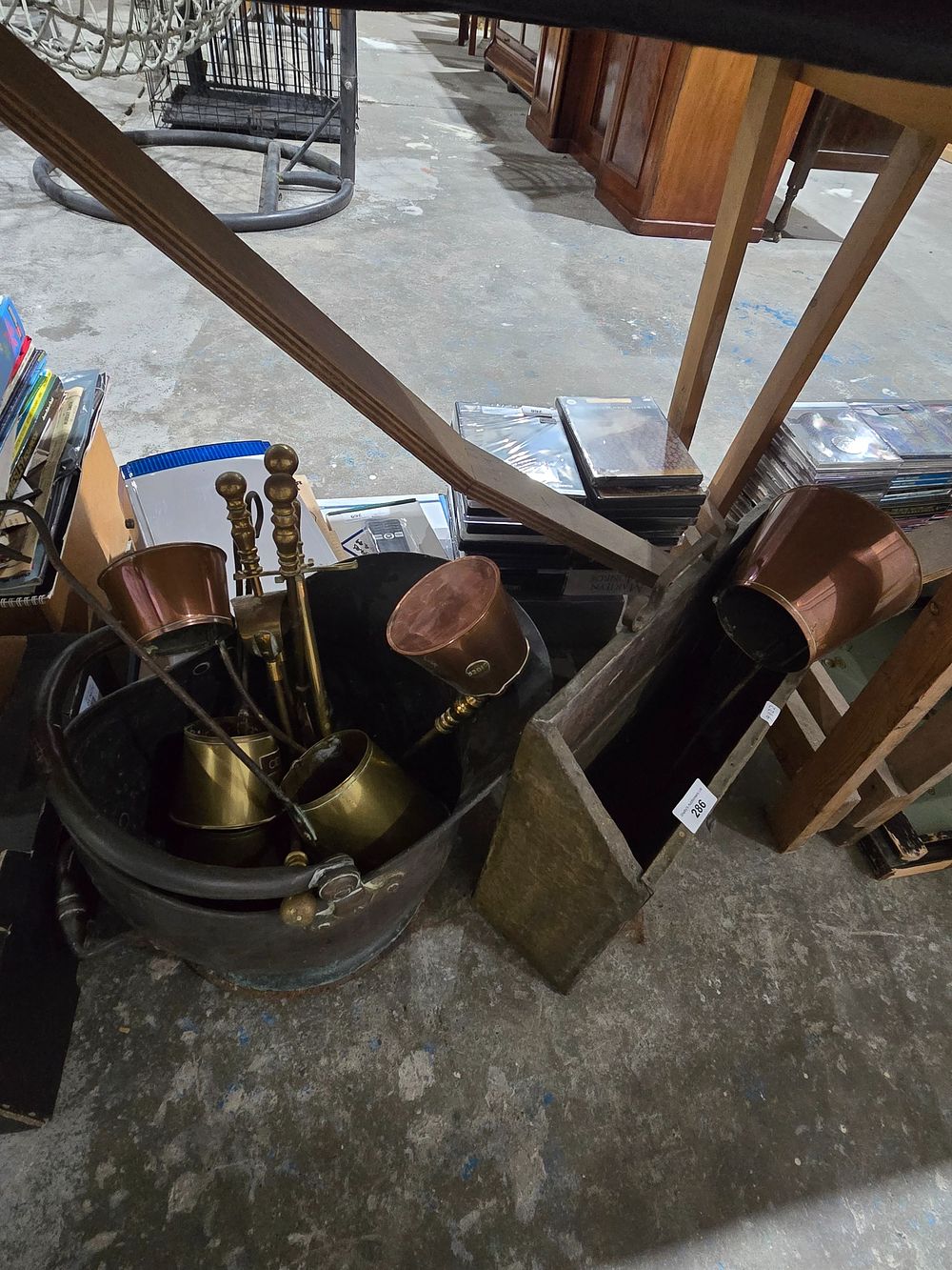 Lot 286: SELECTION OF BRASS AND COPPER WARE ITEMS COAL...