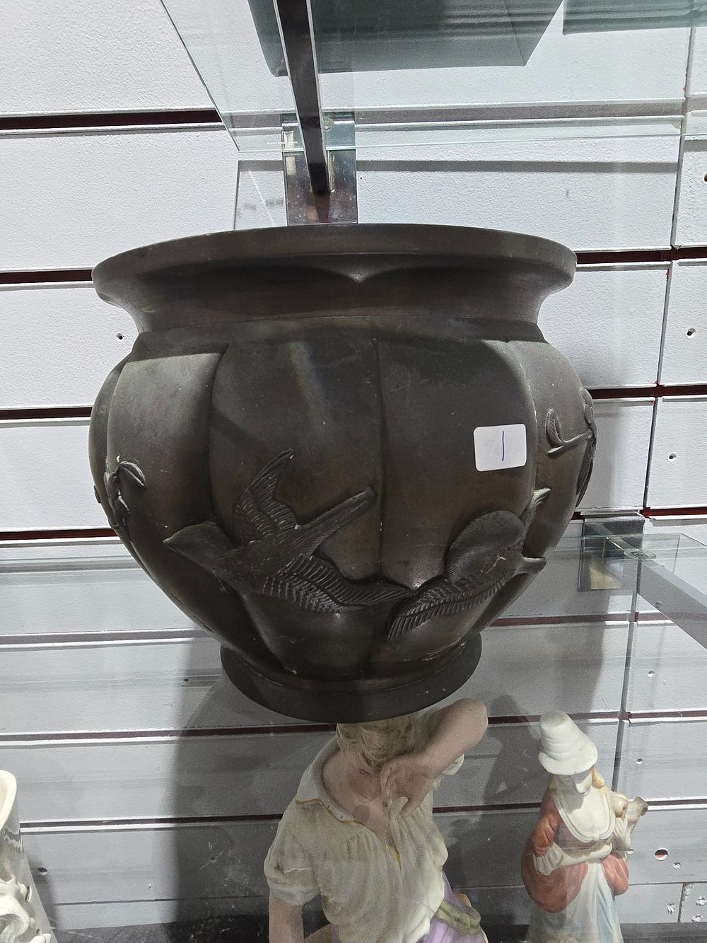 Lot 331: 1 X LARGE ORIENTAL SWALLOWS DESIGN BRONZE PLANTER
