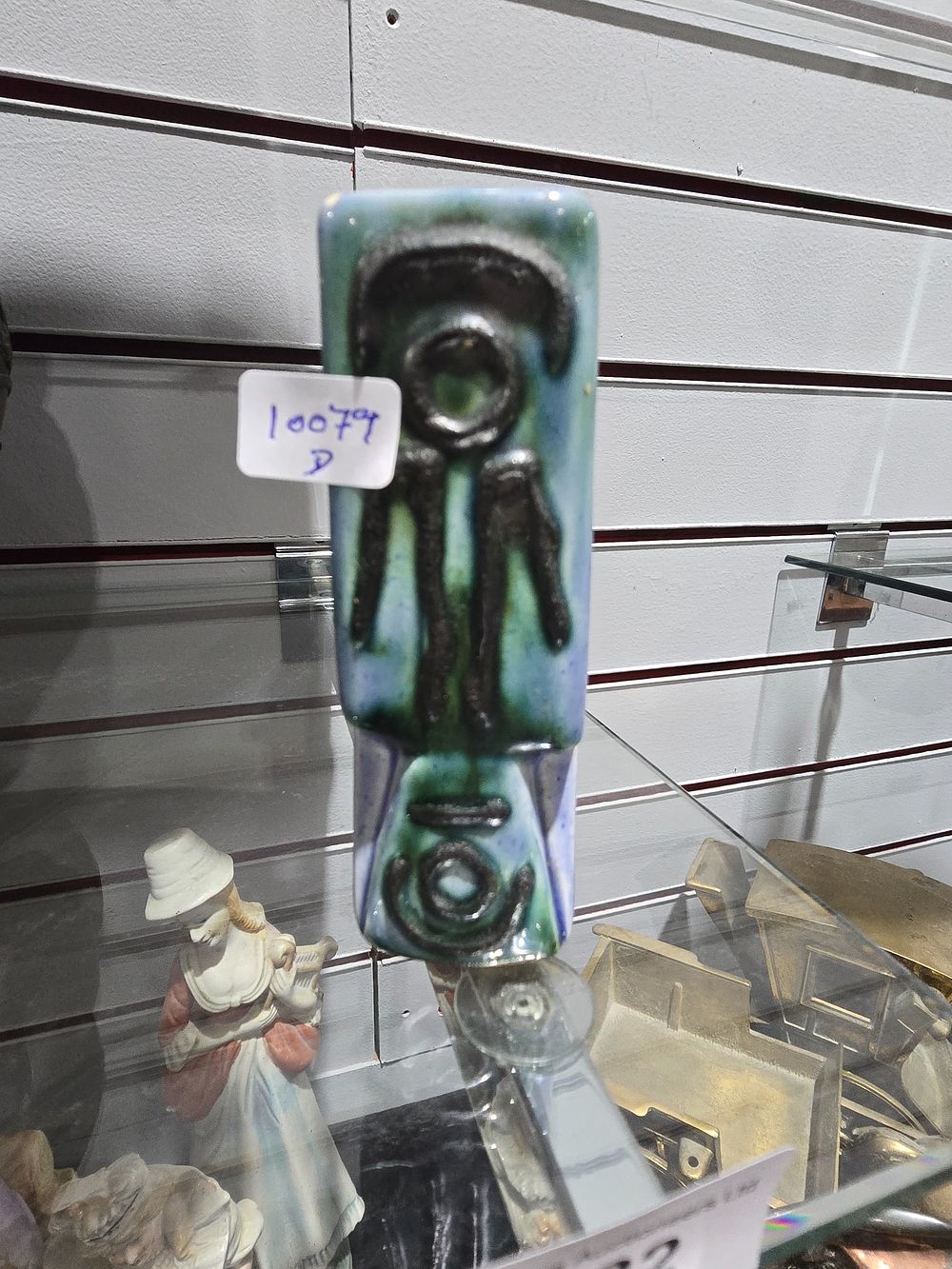Lot 332: 1 X HARMONY POTTERY CORWALL SMALL BUD VASE