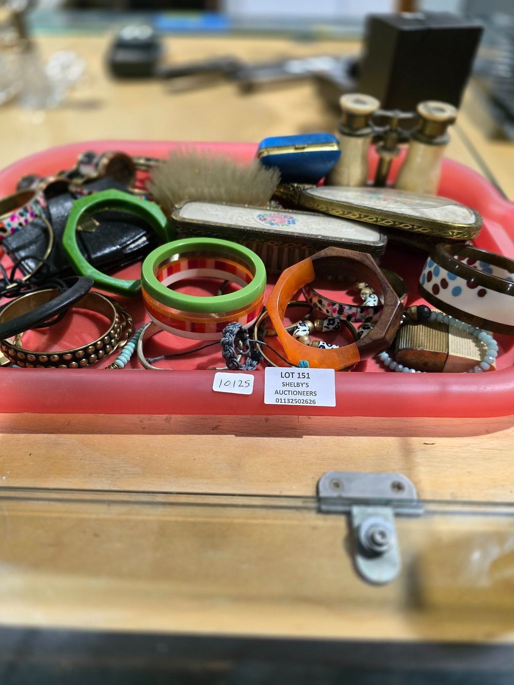 Lot 151: 1 X TRAY CONTAINING VINTAGEOPERA GLASSES COSTUME JEWELLERY...
