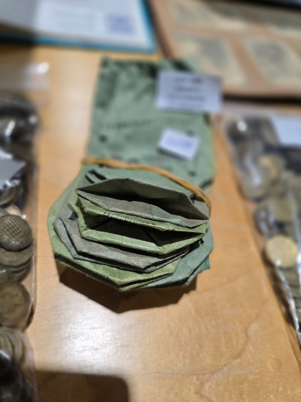 Lot 164: SELECTION OF VARIOUS VINTAGE SMALL PAPER MONEY BAGS