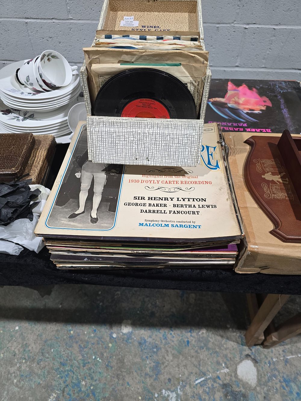 Lot 182: SELECTION OF VARIOUS LPS WITH SINGLE VINYLYL CASE...
