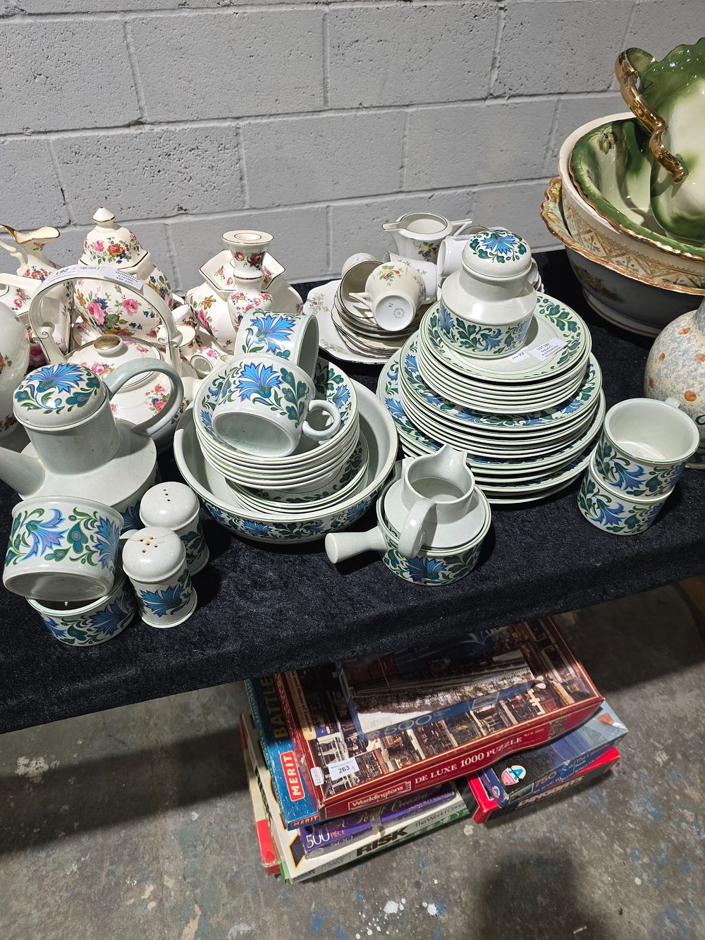Lot 190: SELECTION OF POTTERY WARE ITEMS JUGS PLANTERS ETC