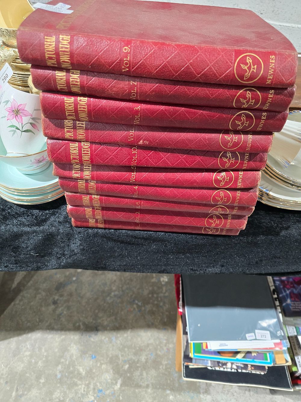 Lot 193: 10 VOLUMES OF NEWNES PICTORIAL KNOWLEDE BOOKS