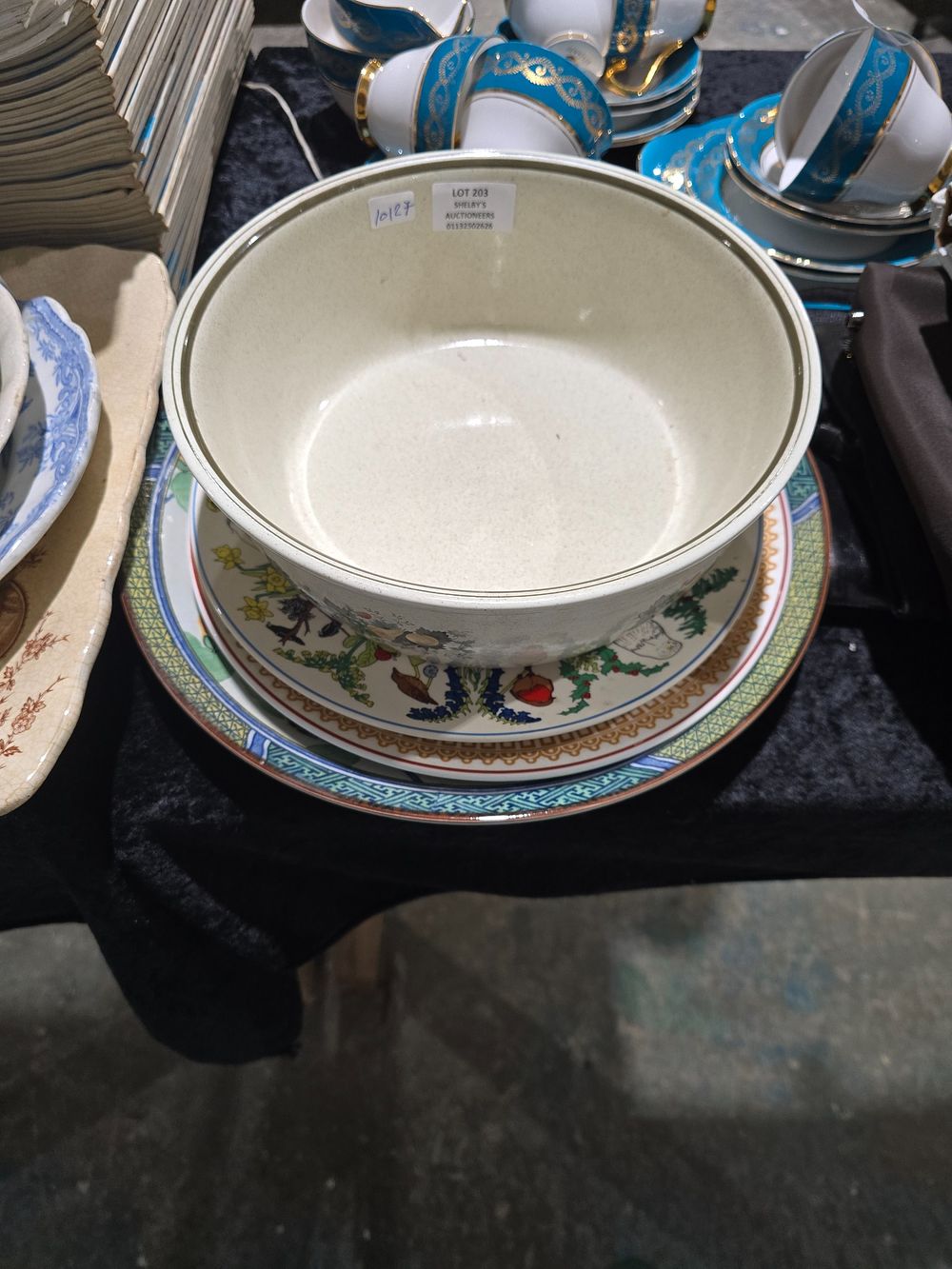 Lot 203: 1 X ROYAL DOULTON LARFE OWL WITH WEDGEWOOD...