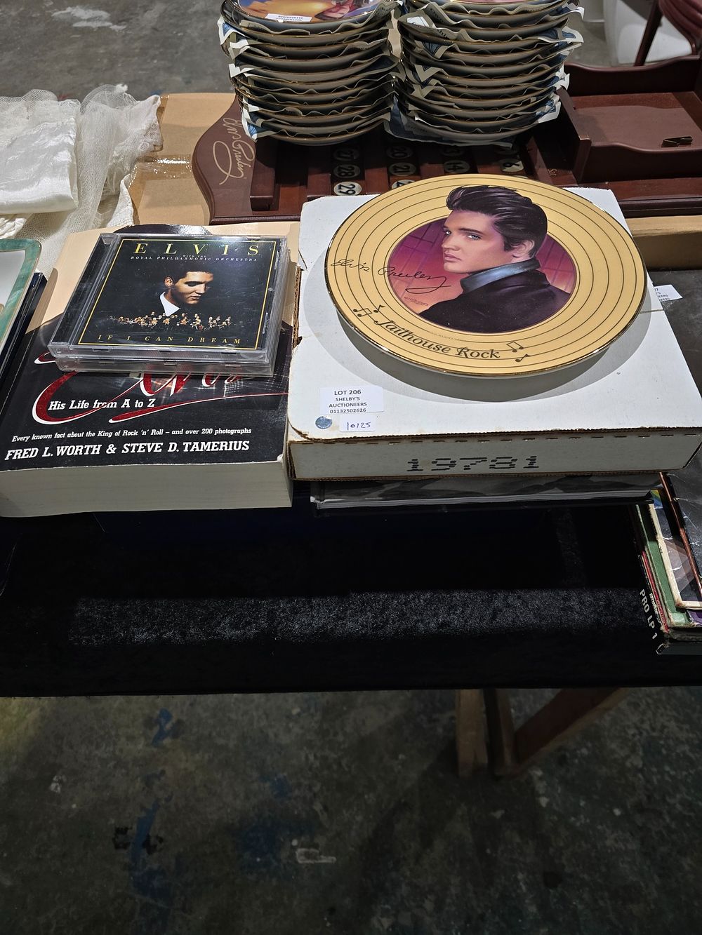 Lot 206: SELECTION OF ELVIS COLLECTORS ITEMS PLATE BOOK ETC