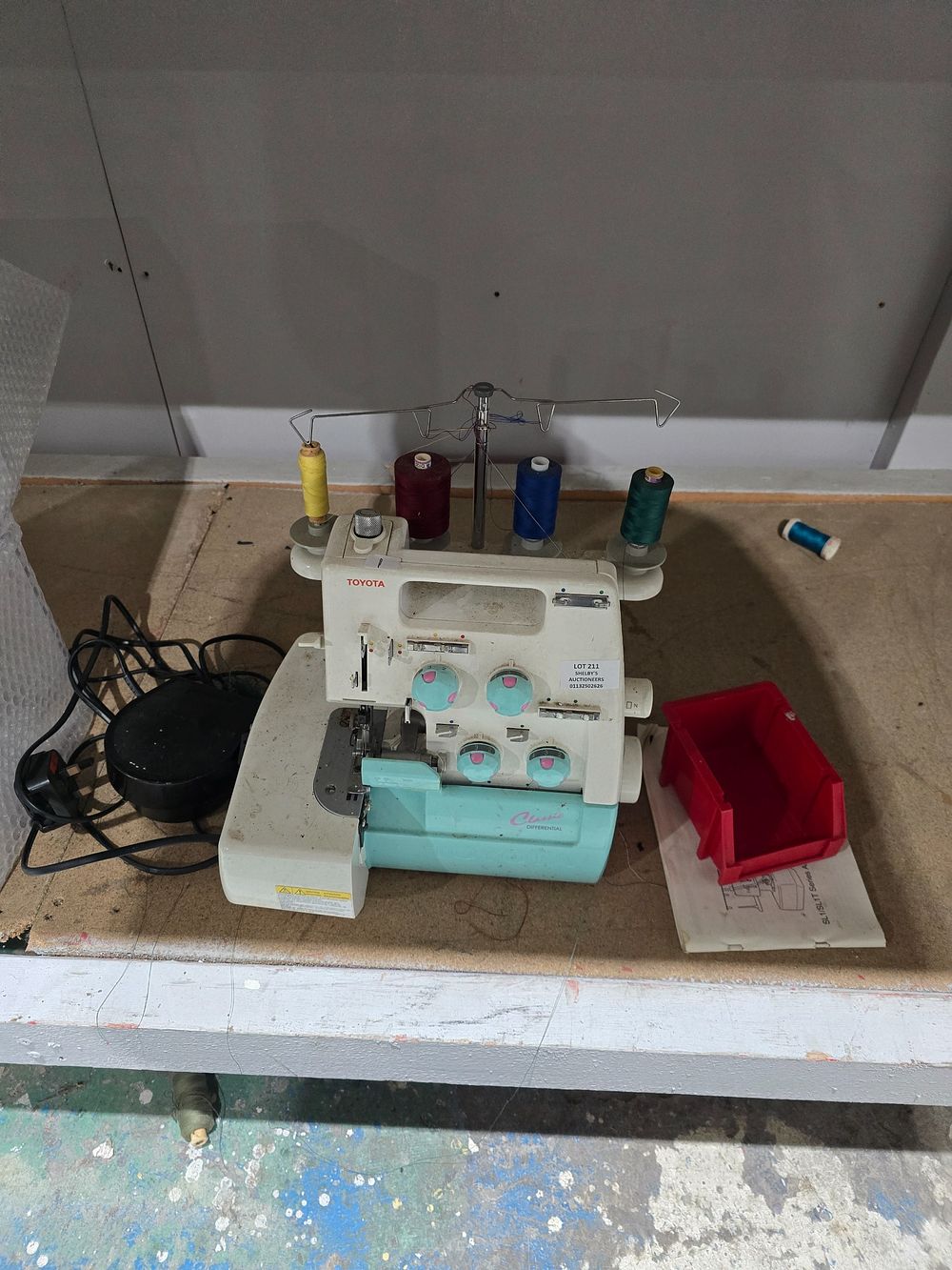 Lot 211: 1 X TOYOTA CLASSIC DIFFERNTIAL SEWING MACHINE