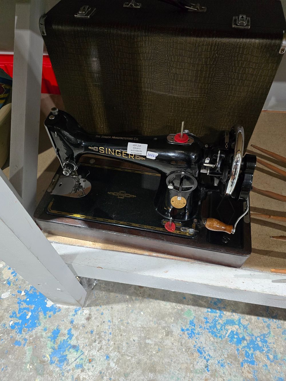 Lot 215: 1 X SINGER SEWING HAND POWERED SEWING MACHINE