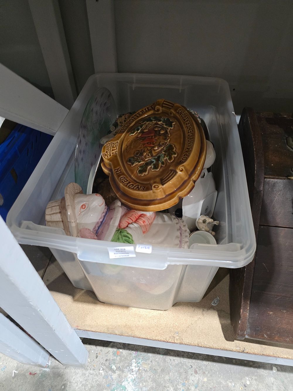Lot 219: 1 X BOX CONTAINING POTTERY WARE WITH ANSELL...